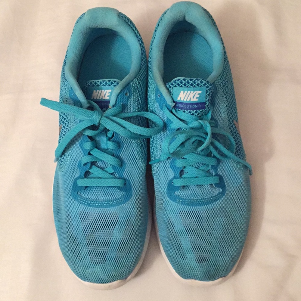 Nike Revolution 3 👌🏽👌🏽 used twice.